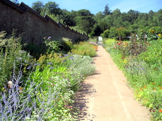 2006-08-03-15-36-30_knightshays_nt_garden-001_knightshays_nt_garden.jpg  knightshays_nt_garden 