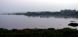 2010-12-09-00-19-17_p1030033_2010-12-13-the-river-at-kumphawapi_1.jpg  2010-12-13 The river at Kumphawapi_1 